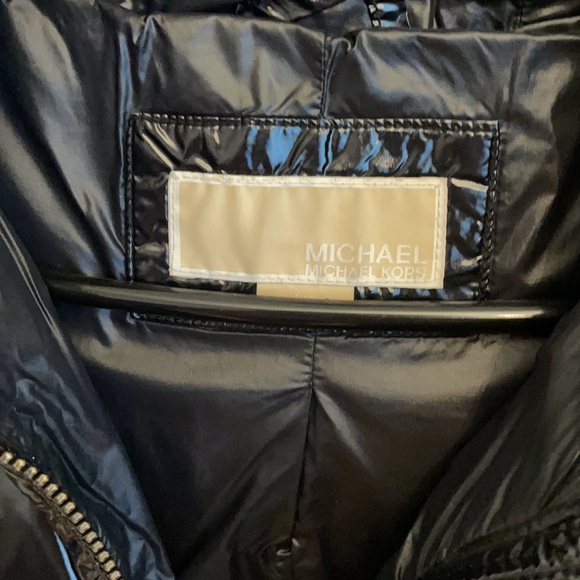 Michael Kors puffer jacket. Perfect condition. Worn just 3-4 times. - Picture 2 of 4